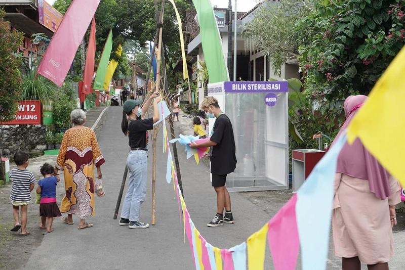 Poster Saxophone, Alarm pagi ini di Karang Tanjung