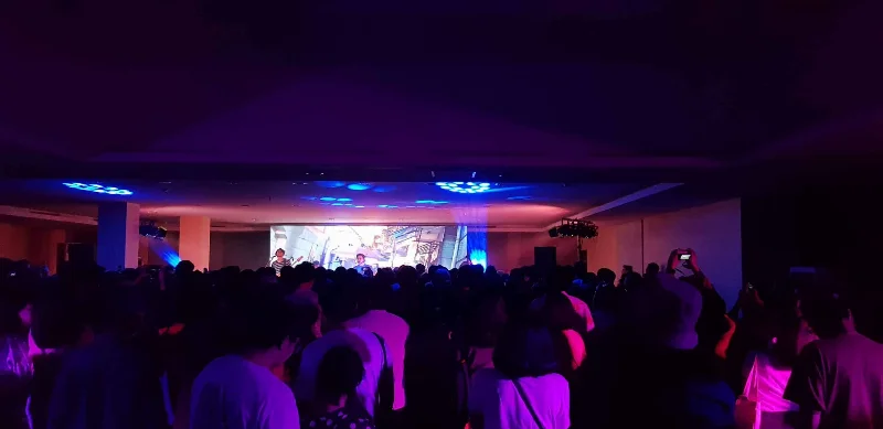 Poster Terhipnotis Bersama Polka Wars di Konser Perdana ‘Phum Viphurit’ di Indonesia