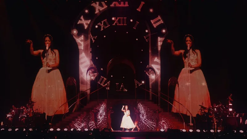 Poster Laufey Sulap NICE Menjadi Dunia Dreamy dan Vintage di “A Matter of Time” Tour
