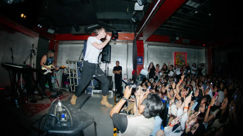 Poster Greyson Chance Jaga Kehangatan di The Gold Tour Jakarta, Tantangan di Lapangan Tak Jadi Halangan