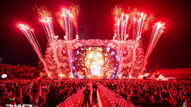 Poster Calvin Harris, Skrillex, dan Charlotte De Witte Resmi Jadi Headliner Djakarta Warehouse Project (DWP) 2025 di Bali